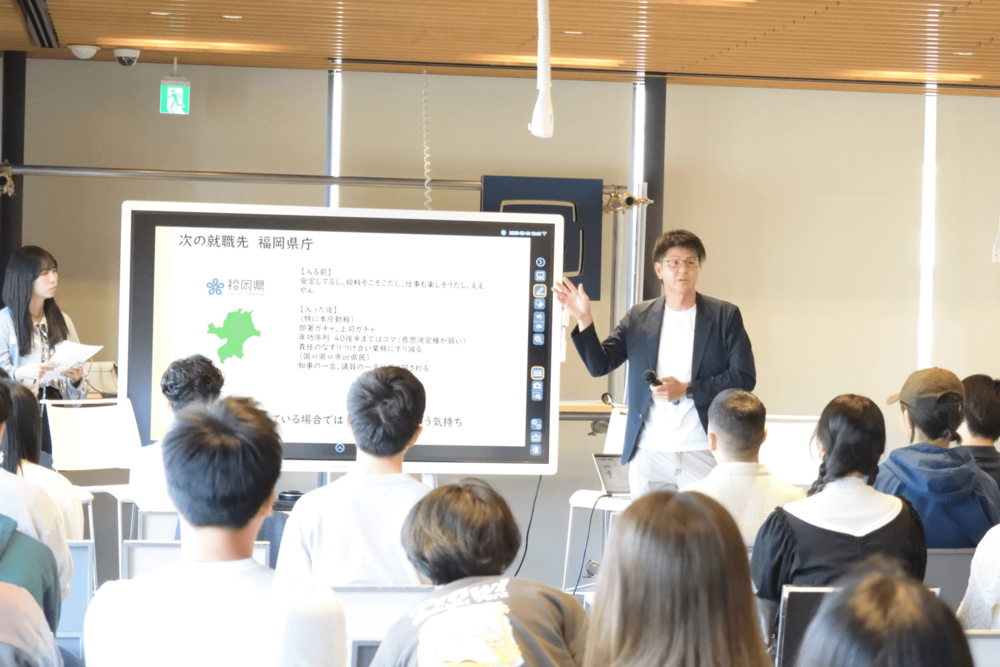 スタートアップイベントで講演している写真